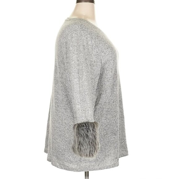 Super fun grey sweater with faux fur cuffs! Light and comfy! 18/20 Lane Bryant - Picture 11 of 12